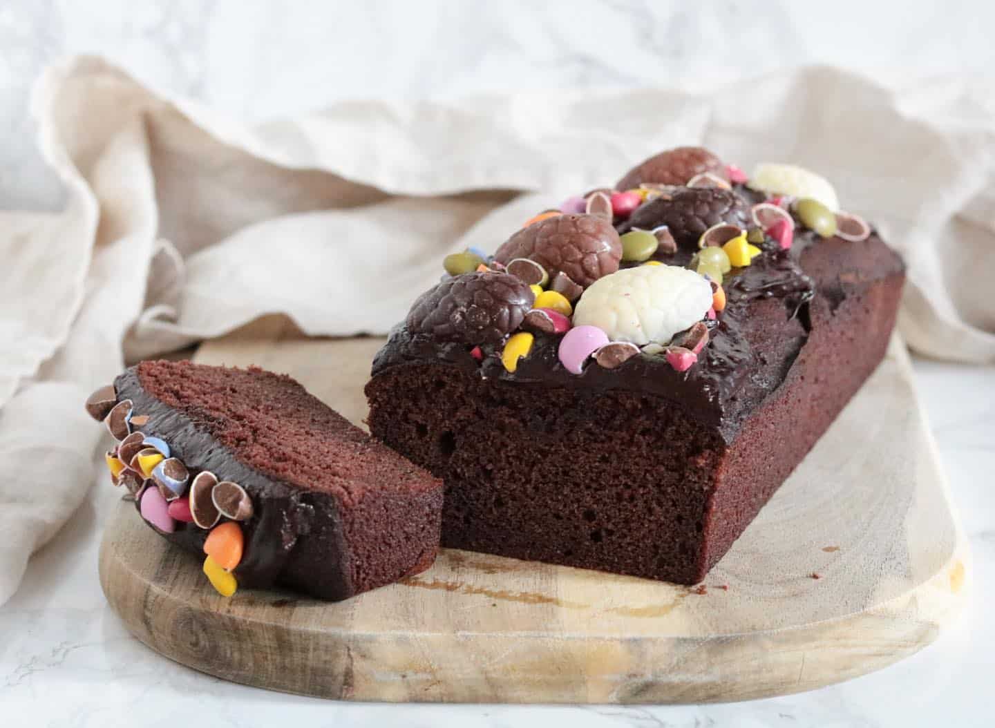 Vandaag heb ik deze chocoladecake gemaakt voor Pasen! 🐣 De cake is al een feestje om naar te kijken door de gezellige chocosmiles smarties en de paaseitjes uit @oanhswinkeltje.nl met daaronder een chocolade glaze 🍫 Helemaal geschikt voor op de paas tafel! 🐰 Het recept is te vinden op mijn website. (Link in bio) Een fijne middag! X 💝 #koolhydraatarm #koolhydraatarmerecepten #lowcarb #keto #paleo #pasen #chocoladecake