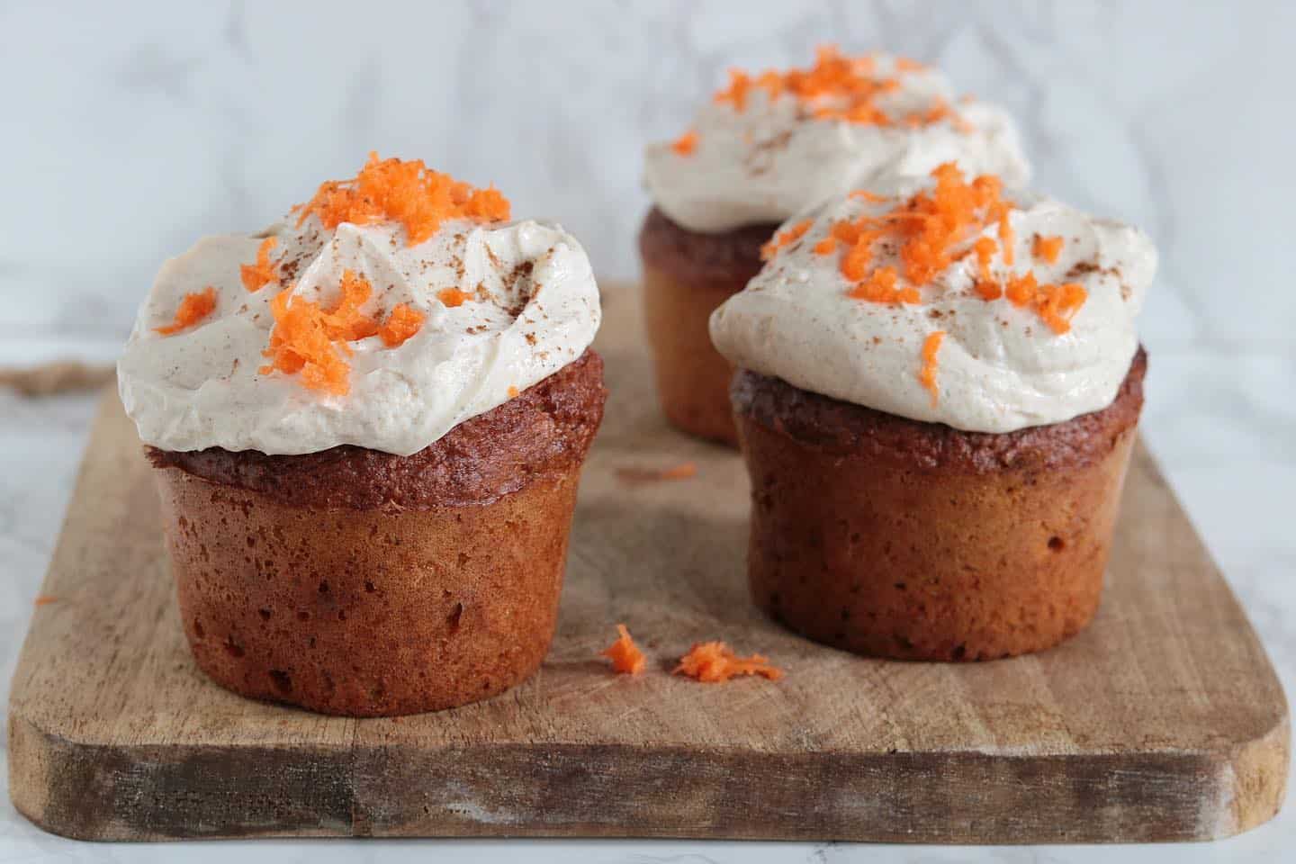 Ik heb voor de challenge deze week de meest verrukkelijke carrot cupcakes gebakken! 🥰 Ik heb vaker carrot cakes gebakken, maar wat mij betreft heeft deze de beste structuur en smaak! Lekker zacht, beetje fluff, absoluut niet droog of zwaar. Just perfect! 🐣

Het recept is te vinden op mijn website 🥕 (link in bio)
#koolhydraatarm #koolhydraatbeperkt #carrotcake #lowcarb #glutenvrij #oanhskitchen 

https://www.oanhskitchen.nl/carrot-cupcakes/
