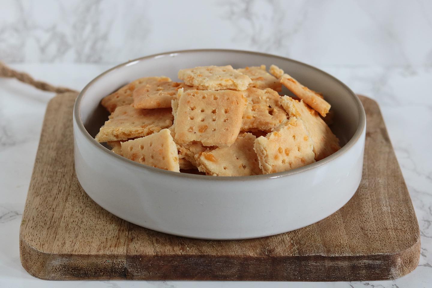 Ik heb vandaag voor de challenge deze crackers gemaakt! Het moeten een soort van tucjes zijn, krokant en een lekker zout lekkernijtje voor bij een film of borrel. Ze zijn helemaal gelukt en ben super blij! Je kan deze namelijk naar eigen smaak pimpen, bijvoorbeeld met paprikapoeder, rozemarijn, Italiaanse kruiden, een beetje sambal of kaneel. Zijn jullie al benieuwd naar het recept? 🥰 Die staat online en is te vinden op de website!  #koolhydraatarm #koolhydraatarmerecepten #lowcarb #oanhskitchen #keto #glutenvrij