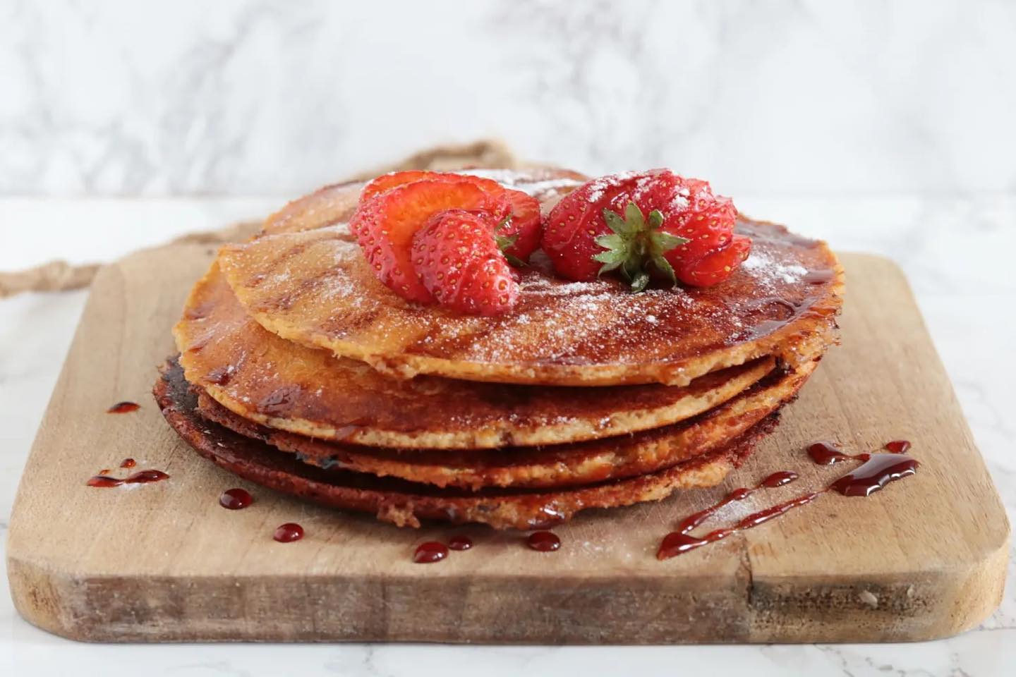 Het is volop aardbeien seizoen en wat groeien ze hier fantastisch! 🍓Gisteren deelde ik heerlijke aardbeien gebakjes en vandaag deze smakelijke aardbeien pannenkoeken! In een handomdraai gemaakt en super lekker voor de lunch 🥰 Wat zijn jullie favoriete recepten met aardbeien? ☀️ Alvast een fijn weekend! (Het recept vind je op mijn website onder “aardbeien pannenkoeken”). #koolhydraatarm #koolhydraatarmerecepten #koolhydraatarmdieet #lowcarb #keto #oanhskitchen