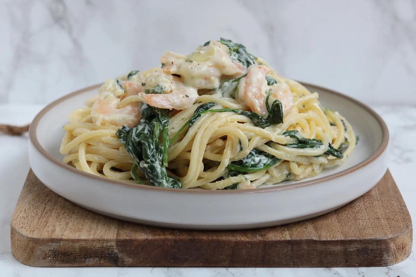Dit is mijn favoriete pasta. Spaghetti met knoflook, garnalen en spinazie met romige kaassaus! 😍

Hebben jullie deze al eens geprobeerd?

Fijn weekend alvast! X

Het recept vind je op mijn website!

#koolhydraatarm #koolhydraatarmrecept #oanhskitchen #keto #lowcarb