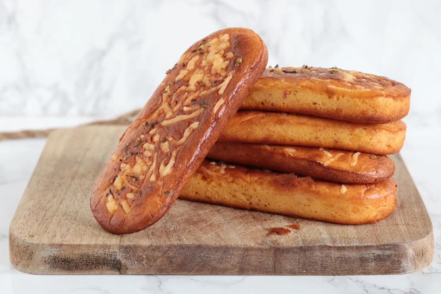 Deze broodjes zijn heerlijk smaakvol, lekker gekruid en ideaal om van tevoren te maken en in te vriezen voor de drukkere dagen 🥰 Ze zijn ook makkelijk om te maken en easy om te twisten naar je eigen smaak. 🥖 Heb jij ze al eens gemaakt? X het recept vind je op mijn website onder: Kruidige kaasbroodjes 💝 Fijne zondag! X #koolhydraatarm #lowcarb #oanhskitchen #keto