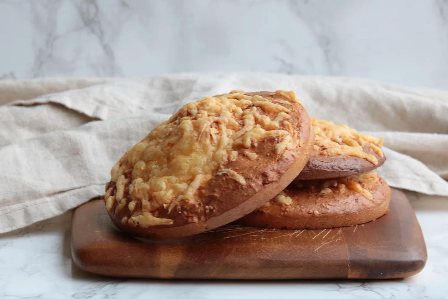 Als ik een drukke week voor de boeg heb, vind ik het heerlijk om een voorraadje te hebben van broodjes of crackers. In het weekend bak ik dan het liefst alvast voor de rest van de week ❤️ Deze dunne kaasbroodjes met pit bijvoorbeeld. Deze kan je namelijk makkelijk invriezen! Gemak dient de mens 🥰 Het recept vind je op mijn website onder de naam: “dunne kaasbroodjes met pit”. Fijne maandag! X #koolhydraatarm #koolhydraatbeperkt #lowcarb #keto #oanhskitchen #glutenvrij