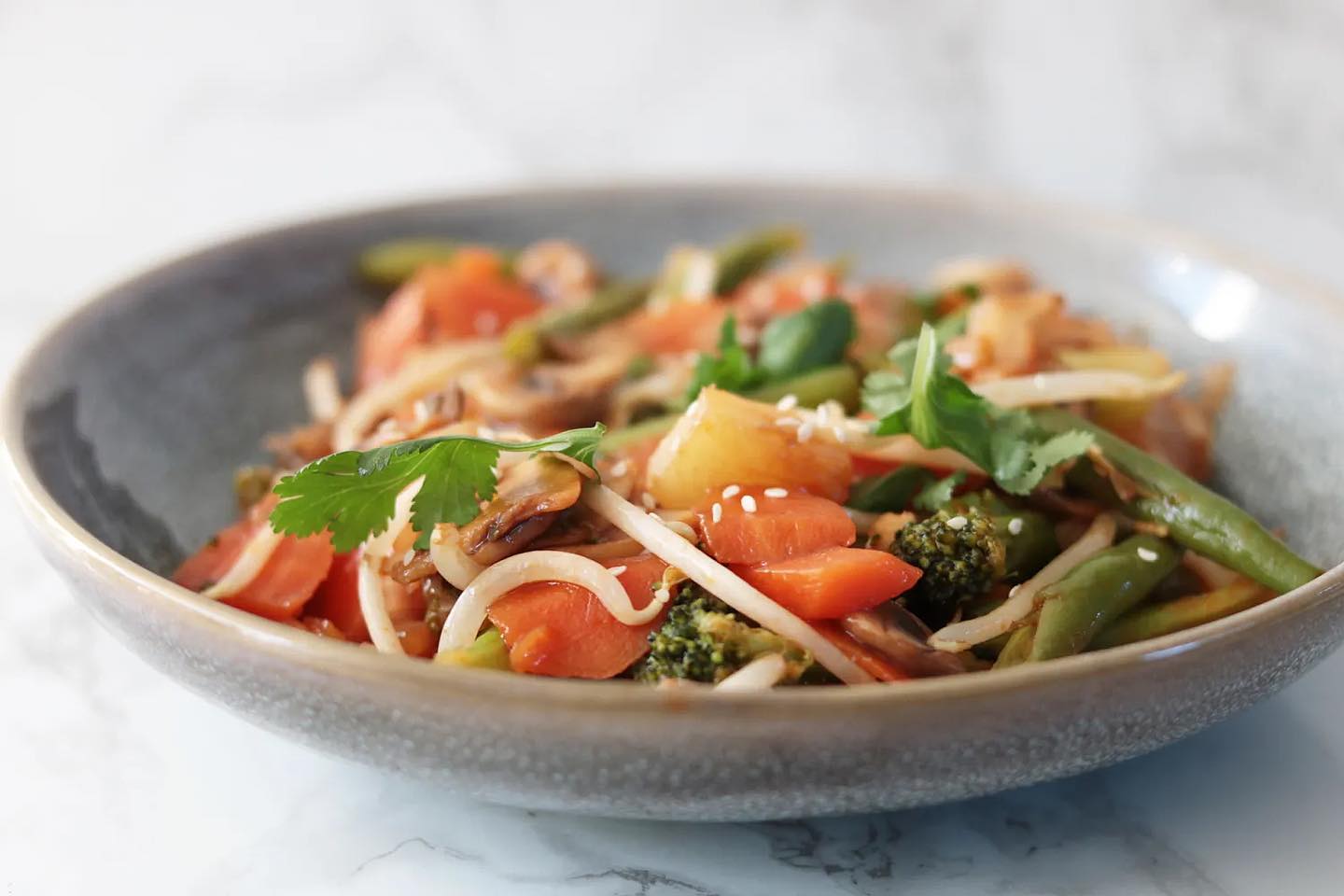 Een van de lekkerste manieren om left-over groenten te verwerken vind ik in soepjes of wokjes! 🍲 Deze wok heb ik gemaakt met zoet zure saus. ❤️ Heerlijk met broccoli of bloemkoolrijst! Hebben jullie deze al eens geprobeerd? 🥰 Het recept vind je op mijn website. Een mooie dag vandaag! ☀️ #koolhydraatarm #lowcarb #keto #oanhskitchen