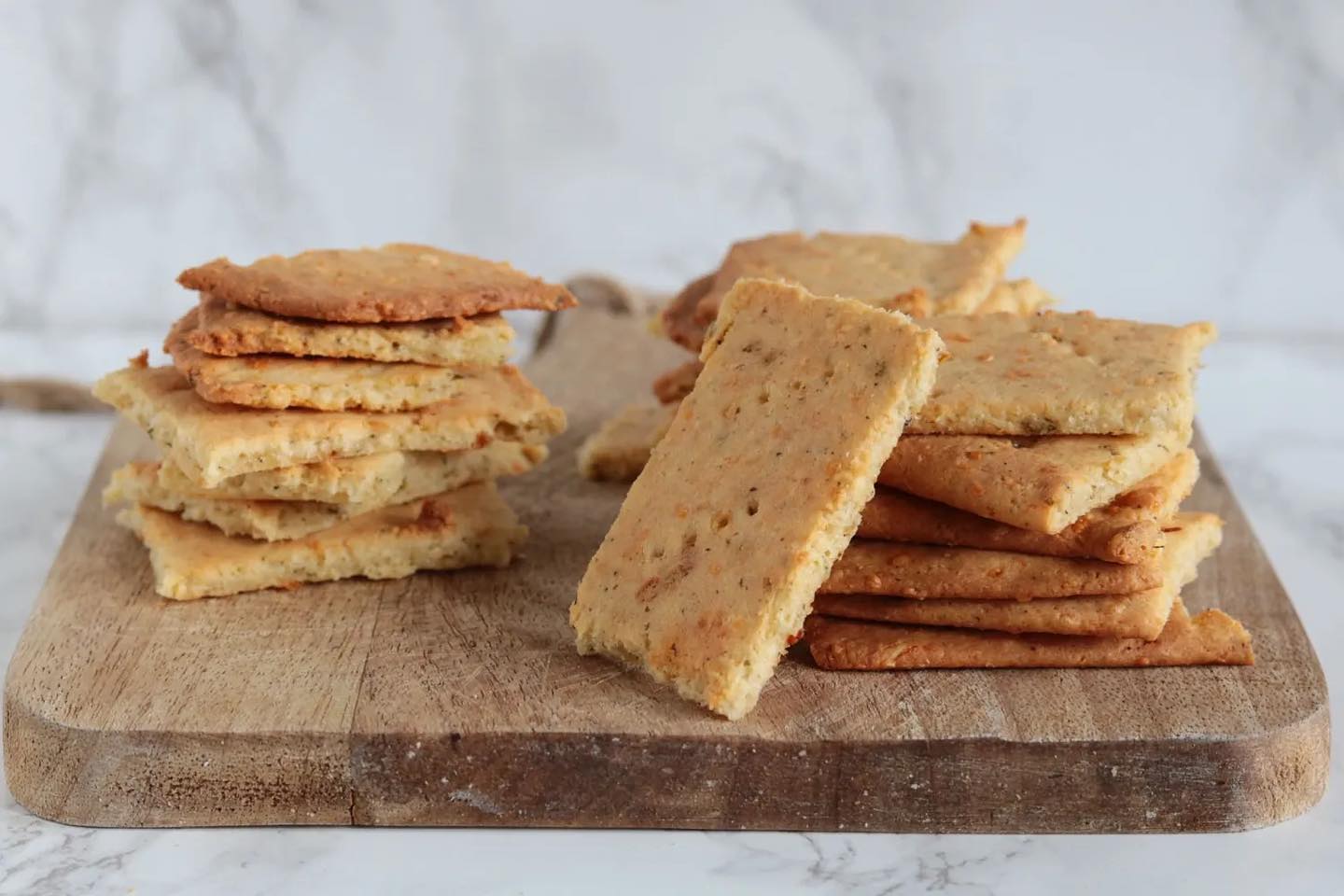 Goedemorgen! ❤️ Het is weer maandag, een mooie moment om wat lekkere basics te delen! Deze crackers bijvoorbeeld zijn heerlijk om op voorraad te hebben. Lekker voor het ontbijt of tussendoor met je favoriete dip of belegje! 🥰 Je geeft er ook makkelijk je eigen twist aan door kruiden, pitjes kf zaadjes te gebruiken naar keuze 👩‍🍳 Het recept vind je op mijn website onder de naam “crackers met kaas”. Fijne maandag! X 

#koolhydraatarm #oanhskitchen #lowcarb #keto